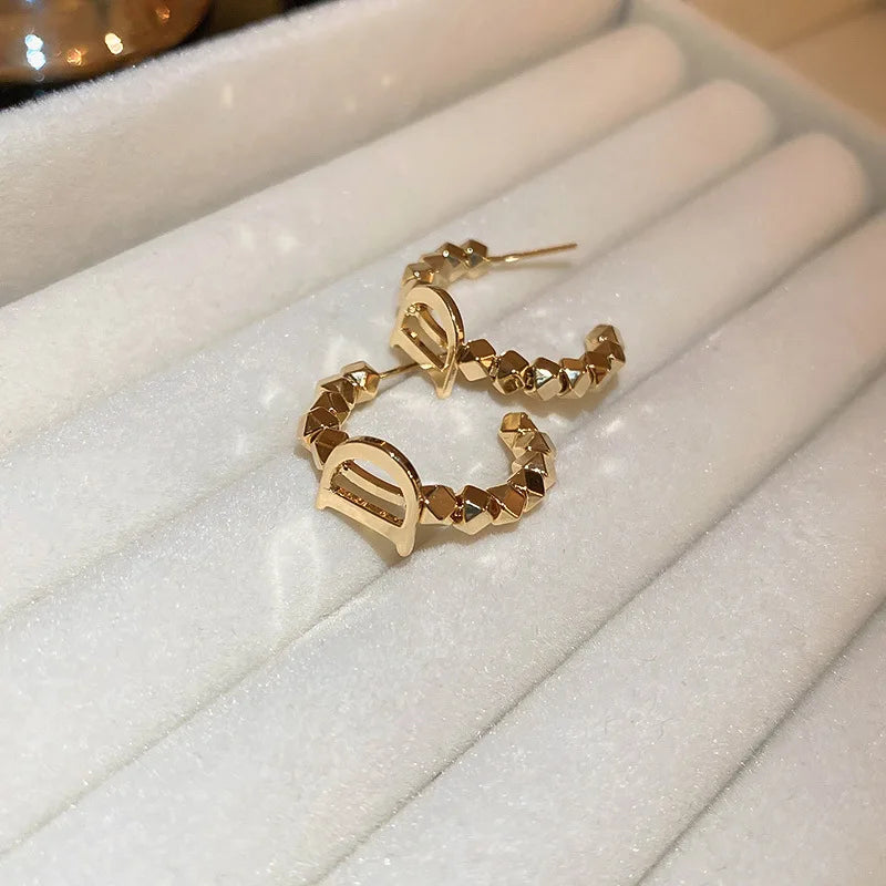 Minar Hip Hop Rock Gold Color Alloy Beads C Shaped Earring for Women Letter Circle Geometric Hoop Earrings Statement Jewellery
