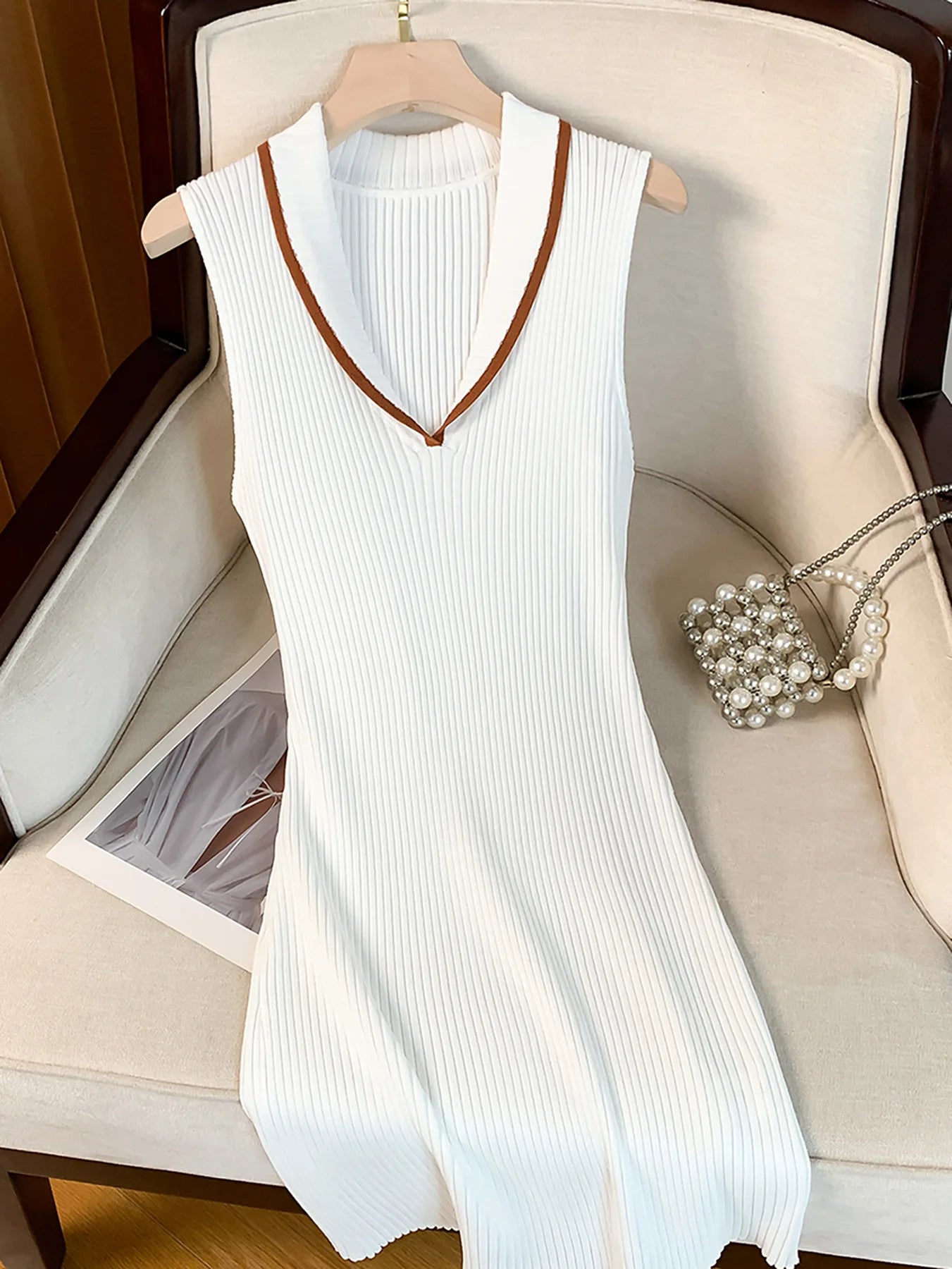 Fashionable knitted V-neck color blocked sleeveless slim fit dress for autumn and winter women's elegant temperament short skirt